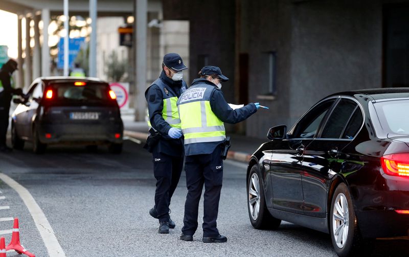 &copy; Reuters. Un policía revisa un coche en la frontera entre Portugal y España, siguiendo una orden del gobierno español de establecer controles en sus fronteras terrestres sobre el coronavirus, en Vilar Formoso, Portugal, el 17 de marzo de 2020