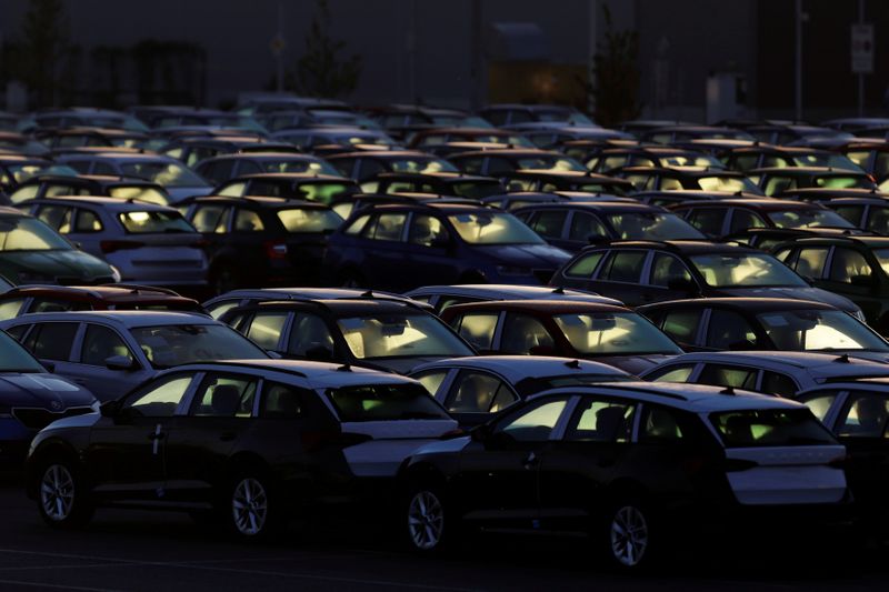 &copy; Reuters. FILE PHOTO: Cars are parked in the courtyard of Skoda Auto&apos;s factory as the company restarts production after shutting down last month due to the coronavirus disease (COVID-19) outbreak in Mlada Boleslav