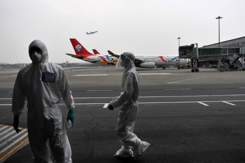 © Reuters. الصين تعلق رحلة لطيران سيتشوان من القاهرة بعد التأكد من إصابة ركاب بالفيروس
