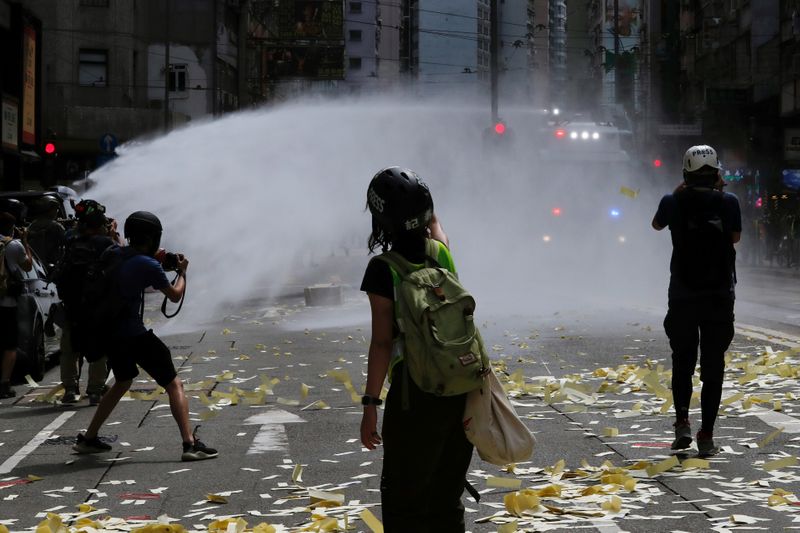 &copy; Reuters. La policía antidisturbios utiliza cañones de agua para dispersar a los manifestantes contra la ley de seguridad nacional en Hong Kong, China, el 1 de julio de 2019