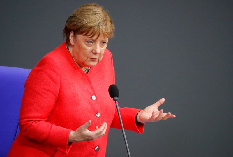 &copy; Reuters. La canciller alemana Angela Merkel habla durante una sesión del Bundestag, en Berlín, Alemania, el 1 de julio de 2020