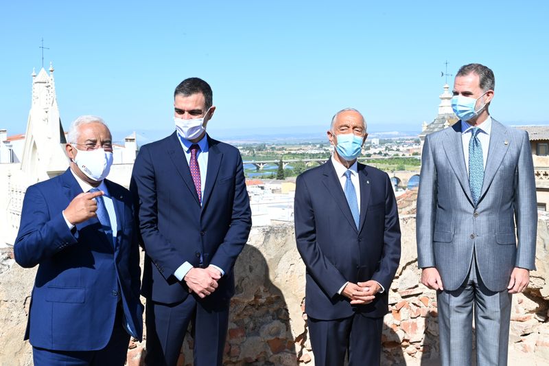 © Reuters. Ceremonia de reapertura de la frontera entre España y Portugal