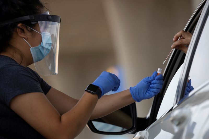 &copy; Reuters. Enfermeira realiza teste de Covid-19 em motorista em drive-in de San Diego, Califórnia