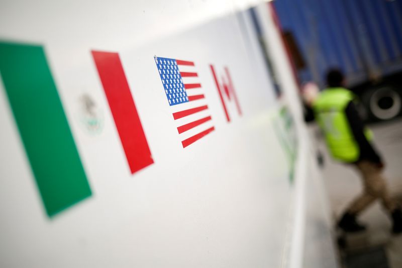 &copy; Reuters. Flags of Mexico, United States and Canada are pictured at a security booth at Zaragoza-Ysleta border crossing bridge, in Ciudad Juarez