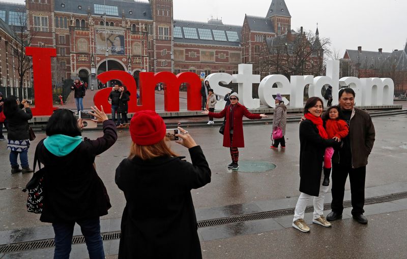 &copy; Reuters. FOTO DE ARCHIVO: Varios turistas posan para hacerse fotos en Ámsterdam