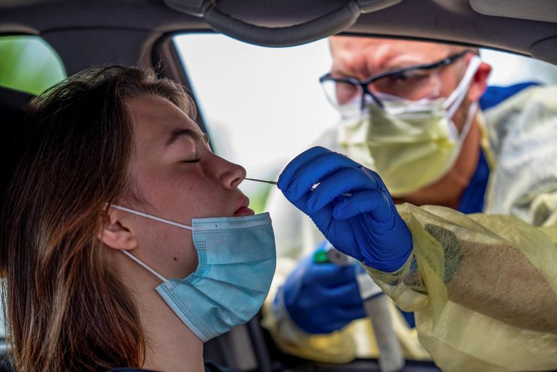 © Reuters. People get tested for COVID-19 amid rises in cases, in Austin, Texas