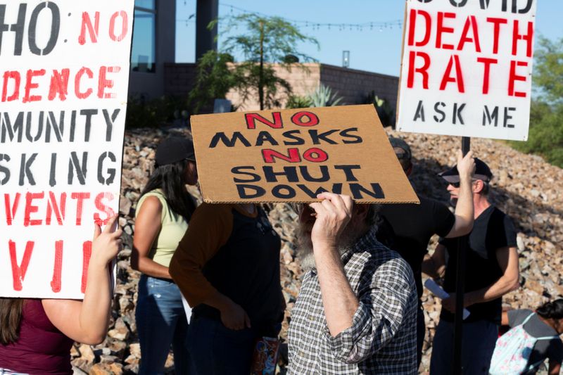 &copy; Reuters. Manifestantes protestam em Tucson, Arizona, contra determinação do uso de máscara para conter disseminação do coronavírus