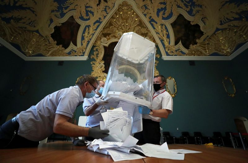 &copy; Reuters. Membros da comissão eleitoral esvaziam urna em local de votação em Moscou