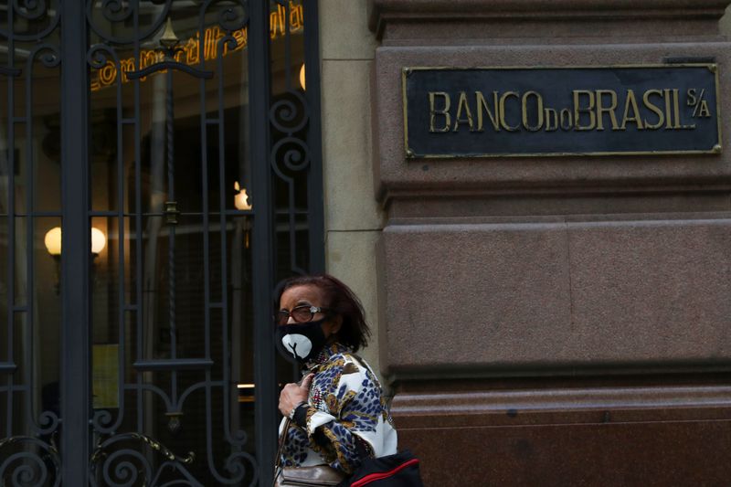 © Reuters. A woman wearing a protective face mask walks in front of Banco do Brasil (Bank of Brazil) cultural building during the coronavirus disease (COVID-19) outbreak, in Sao Paulo