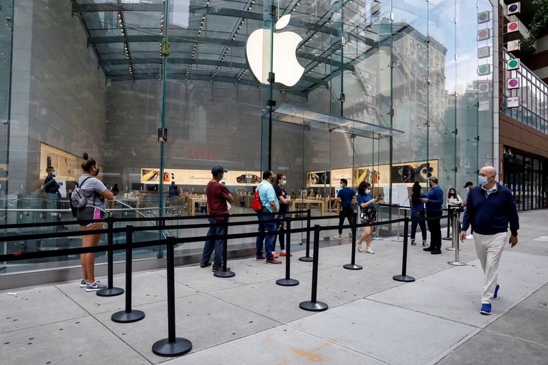 &copy; Reuters. FOTO DE ARCHIVO: Los clientes se distancian antes de entrar en una tienda Apple durante la fase uno de reapertura después del cierre de COVID-19 en la ciudad de Nueva York, Nueva York, Estados Unidos.