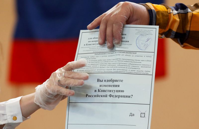 &copy; Reuters. Члены местной избирательной комиссии подсчитывают бюллетени на избирательном участке после голосования по поправкам в Конституцию РФ