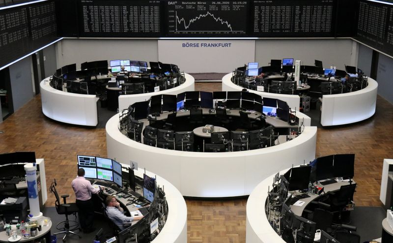 &copy; Reuters. FOTO DE ARCHIVO: El interior de la Bolsa de Fráncfort