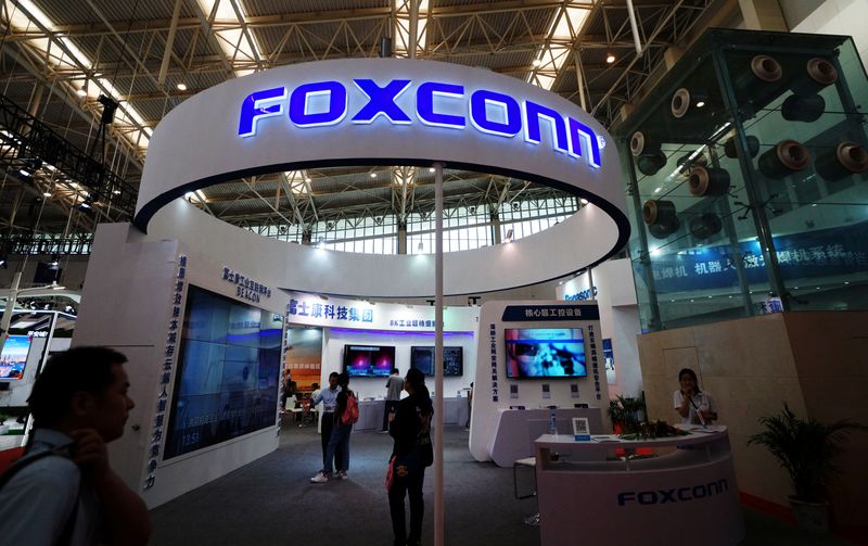 &copy; Reuters. Visitors are seen at a Foxconn booth at the World Intelligence Congress in Tianjin