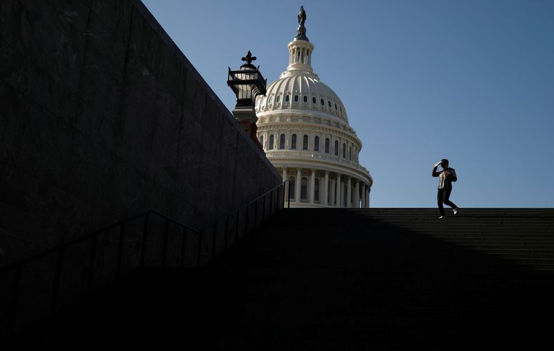 © Reuters. FOTO DE ARCHIVO: Un visitante camina fuera del Capitolio de EEUU en Washington, EE.UU., el 15 de enero de 2020