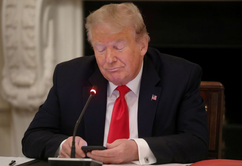 &copy; Reuters. Foto de archivo ilustrativa del presidente de EEUU, Donald Trump, usando un teléfono inteligente durante una reunión en la Casa Blanca