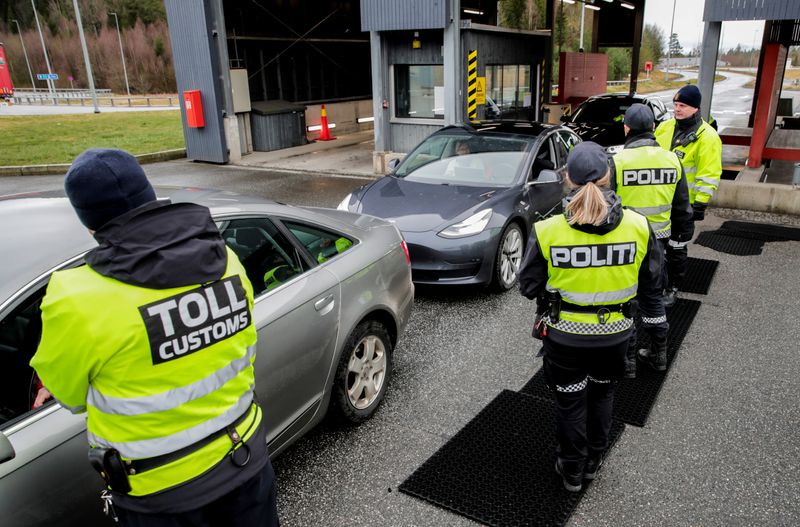 © Reuters. Customs and police officers are seen at the border between Norway and Sweden, as Norway has introduced strict border control due to the coronavirus outbreak, in Svinesund