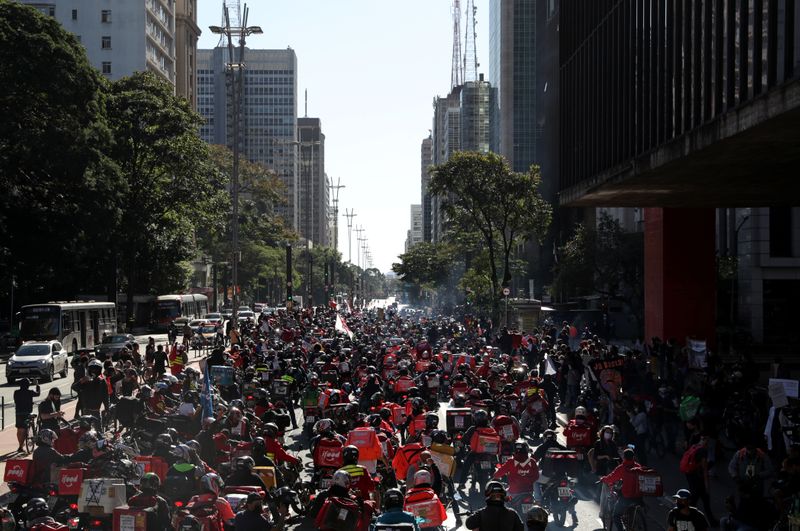 &copy; Reuters. Trabajadores de Uber Eats y otras aplicaciones de entrega de Brasil protestan como parte de una huelga para exigir mejores salarios y condiciones de trabajo, en medio del brote de coronavirus en Sao Paulo, Brasil. 1 de julio de 2020.