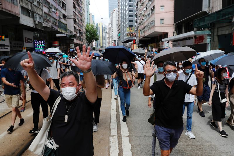 © Reuters. شرطة هونج كونج تعتقل مشتبها به في طعن شرطي بعد احتجاجات على قانون الأمن