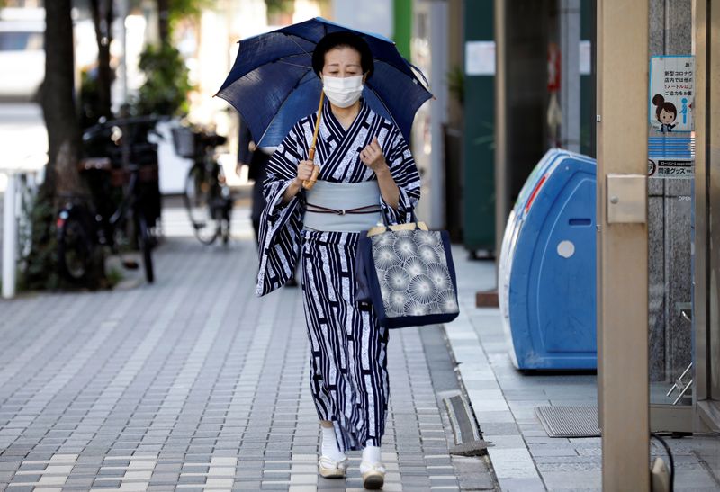 &copy; Reuters. Mulher de quimono usa máscara de proteção em Tóquio