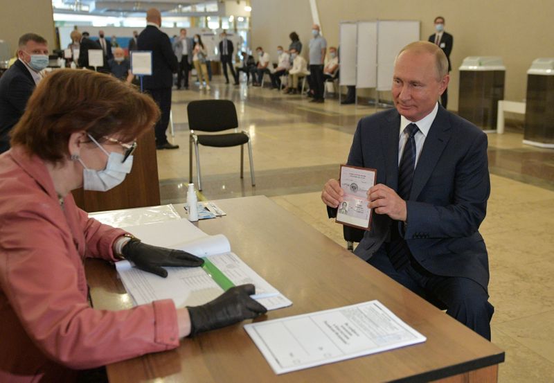&copy; Reuters. FILE PHOTO: Russian President Putin visits a polling station during a nationwide vote on constitutional reforms in Moscow