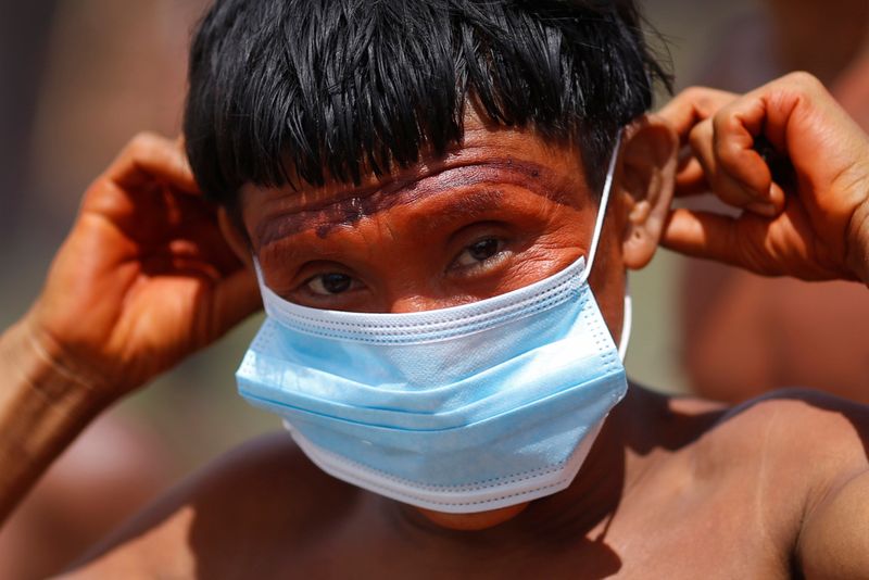 &copy; Reuters. Indígena do povo ianomâmi segura máscara de proteção em Alto Alegre, Roraima