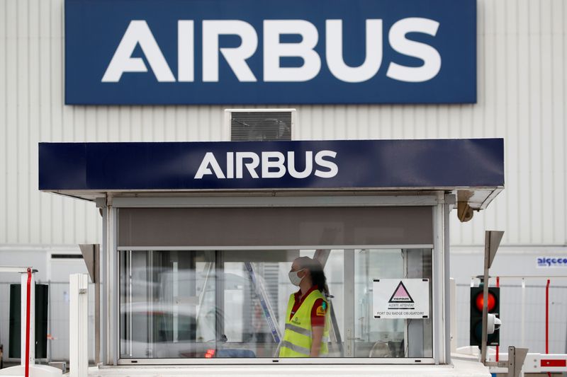 © Reuters. Airbus logo at the entrance of the Airbus facility in Bouguenais