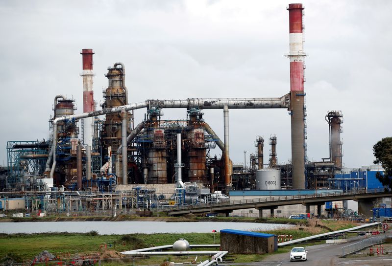 &copy; Reuters. FILE PHOTO: Refinery strike in France