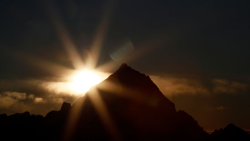 &copy; Reuters. Le montagne di Cortina fotografate alle prime ore del giorno in attesa del Super G femminile durante la Coppa del mondo di sci alpino a Cortina d&apos;Ampezzo