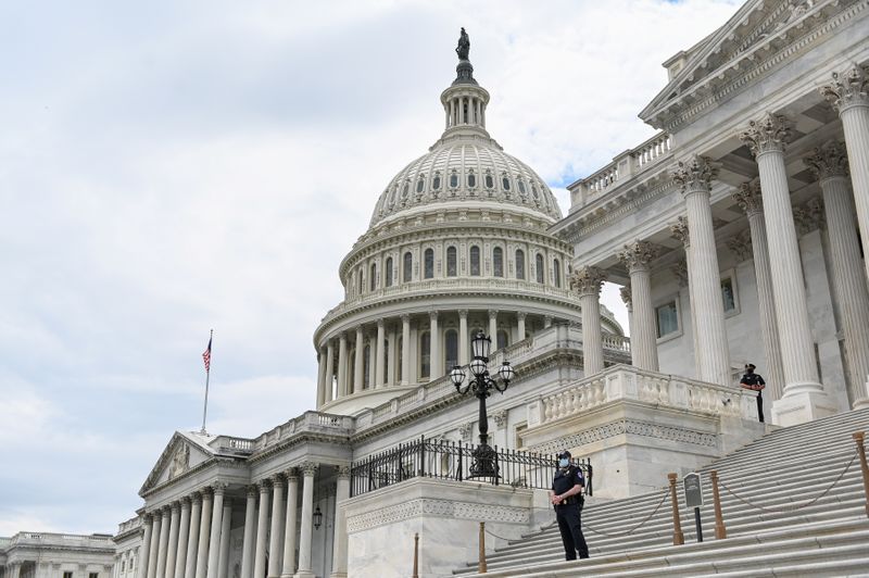&copy; Reuters. FILE PHOTO: Police officers wearing face masks guard the U.S. Capitol Building in Washington