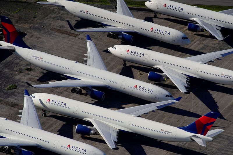 © Reuters. FOTO DE ARCHIVO: Aviones de pasajeros de Delta Air Lines estacionados debido a las reducciones de vuelos realizadas para frenar la propagación deL COVID-19 en el Aeropuerto Internacional Birmingham-Shuttlesworth, en Birmingham, Alabama, EEUU. 25 de marzo de 2020.