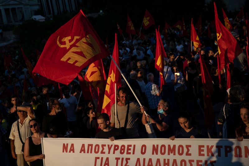 &copy; Reuters. Manifestantes do Partido Comunista Grego protestam em Atenas