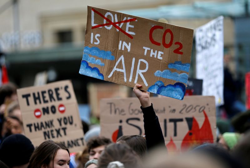 © Reuters. FILE PHOTO: Fridays For Future climate march in Lausanne