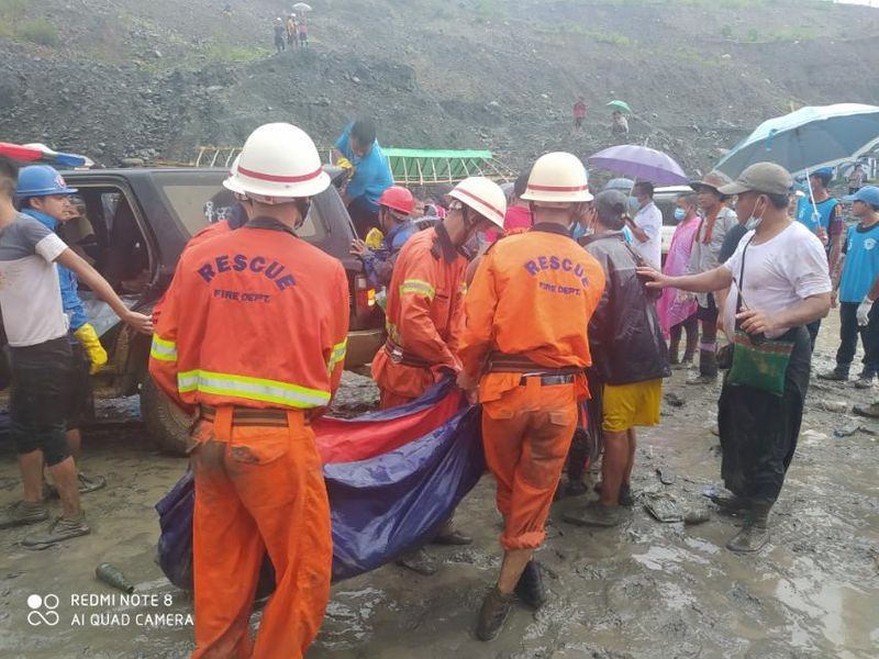 &copy; Reuters. FILE PHOTO:  Jade mine collapses following a landslide in Hpakant