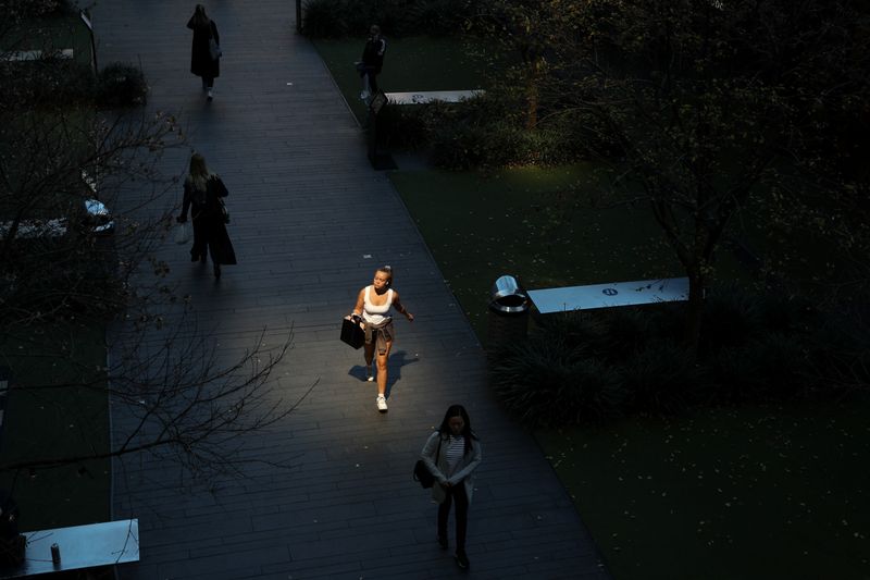 &copy; Reuters. FILE PHOTO: People walk to and from a shopping mall entrance in the city centre in Sydney