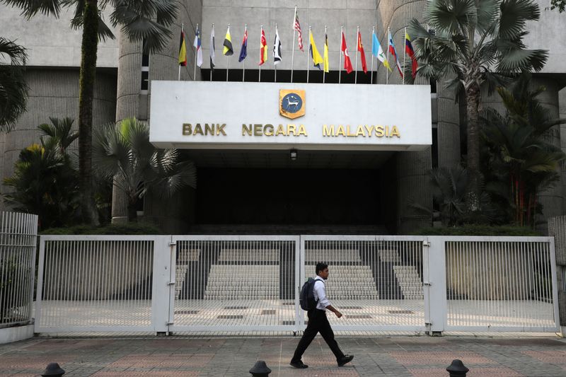 © Reuters. FILE PHOTO:  A man walks past the entrance of Central Bank of Malaysia (Bank Negara Malaysia) in Kuala Lumpur