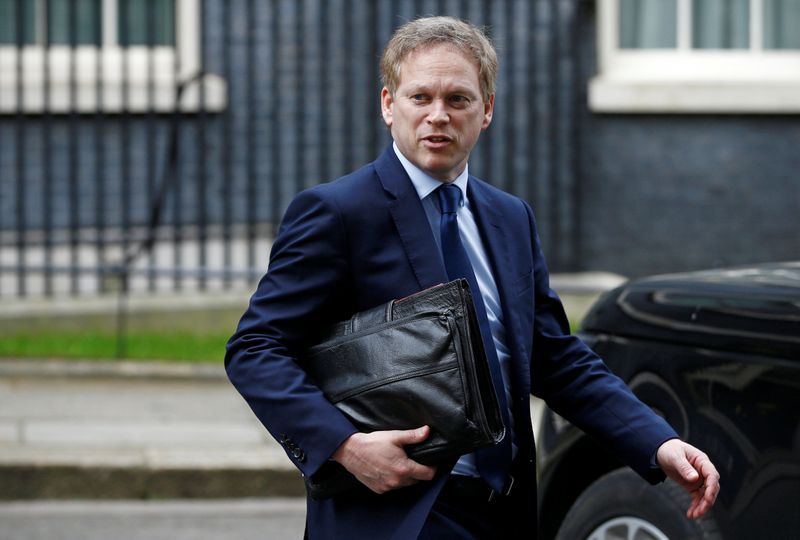 &copy; Reuters. FOTO DE ARCHIVO: El ministro de Transporte británico Grant Shapps es visto en las afueras de Downing Street en Londres, Reino Unido, el 17 de marzo de 2020