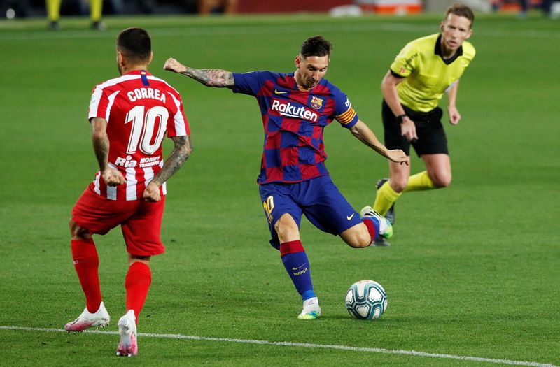 &copy; Reuters. Lionel Messi en acción durante el partido contra el Atletico Madrid, en el Camp Nou, Barcelona, España, el 30 de junio de 2020