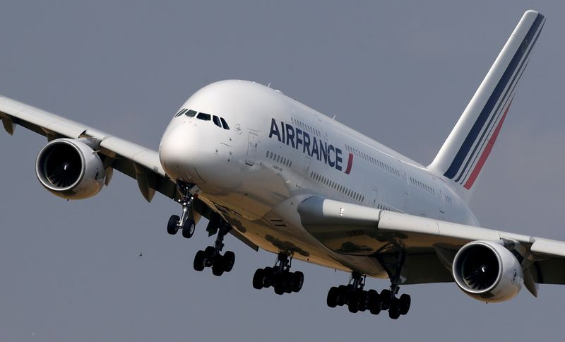 &copy; Reuters. FILE PHOTO: Air France Airbus A380 retirement flight near Paris