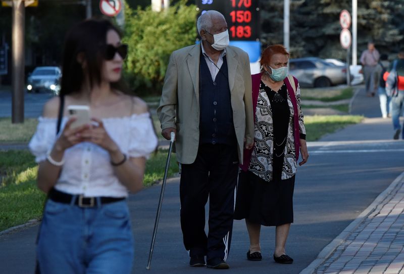 &copy; Reuters. Прохожие на улице в Алма-Ате