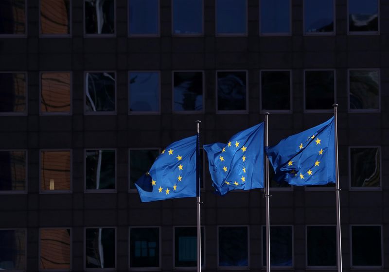&copy; Reuters. Bandiere dell&apos;Unione europea fuori dalla Commissione europea a Bruxelles