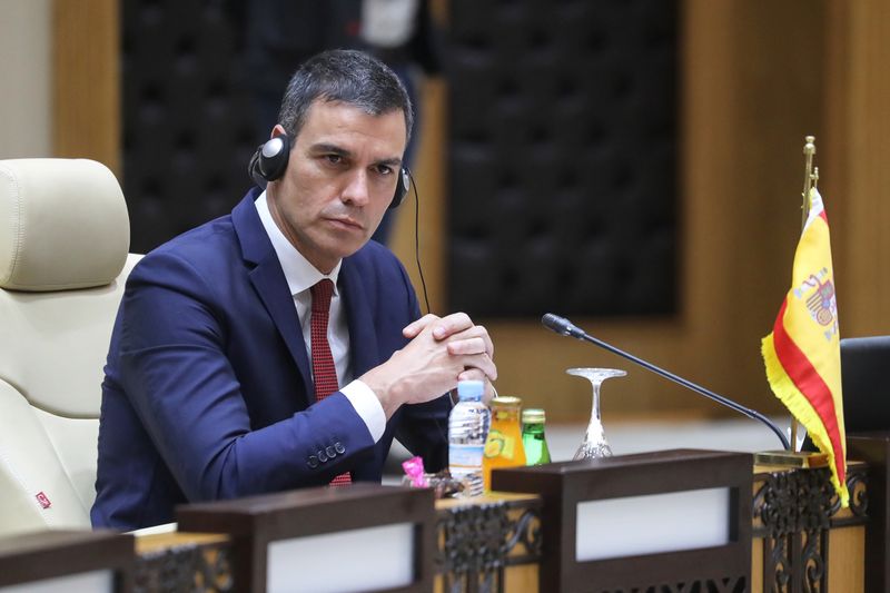 &copy; Reuters. FOTO DE ARCHIVO: El presidente del gobierno español, Pedro Sánchez, participa en una sesión de trabajo durante la cumbre del G5 en el Sahel en Nouakchott, Mauritania