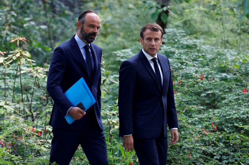 &copy; Reuters. FOTO DE ARCHIVO: El presidente francés Emmanuel Macron y el primer ministro Edouard Philippe en el Palacio del Elíseo en París, Francia