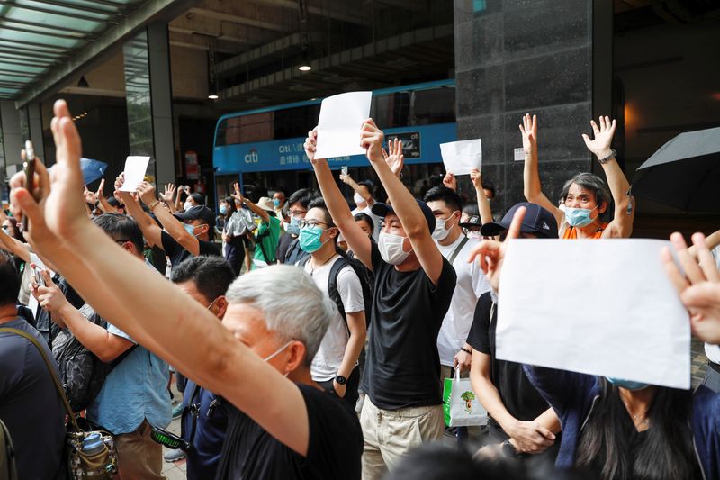 &copy; Reuters. Manifestantes mostram cartazes em branco após slogan ser proibido em Hong Kong