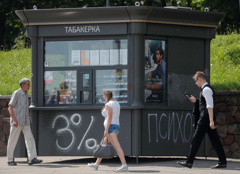 &copy; Reuters. People walk past a kiosk in Minsk