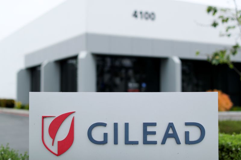 &copy; Reuters. Логотип Gilead Sciences Inc на офисе компании в Калифорнии