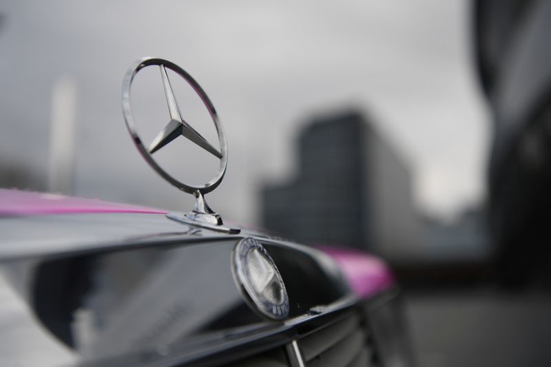 &copy; Reuters. FILE PHOTO: The Mercedes-Benz logo is seen on a car in front of the Mercedes-Benz Museum in Stuttgart