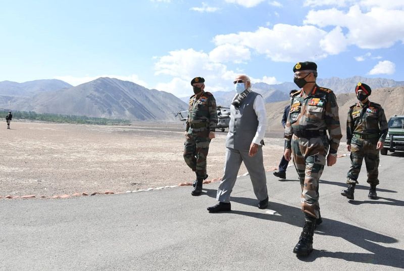 &copy; Reuters. Premiê da Índia, Narendra Modi, visita região de fronteira com a China no Himalaia