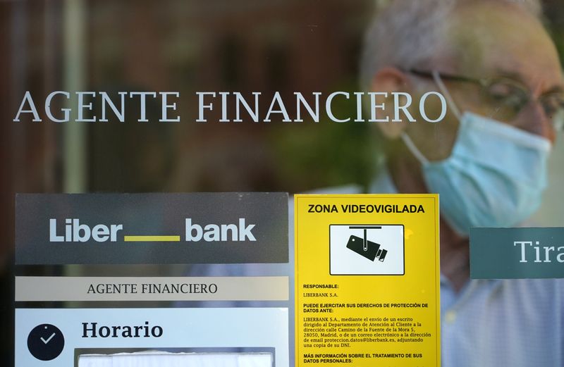 &copy; Reuters. Un uomo esce da un&apos;agenzia finanziaria di Liberbank a Madrid