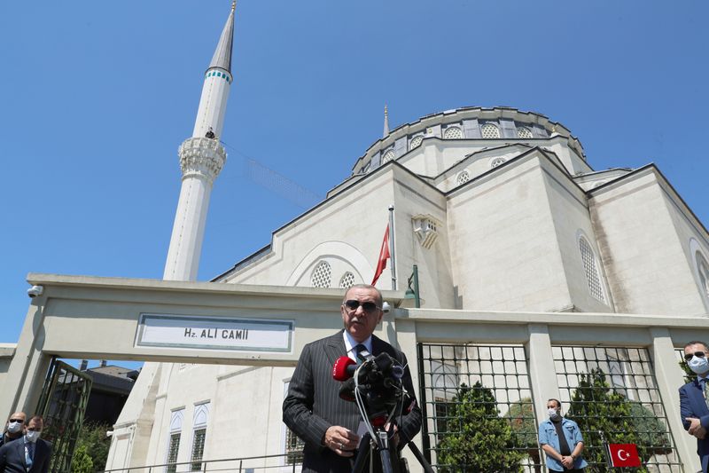 © Reuters. أردوغان يرفض الانتقادات الموجهة لتركيا حول وضع أيا صوفيا