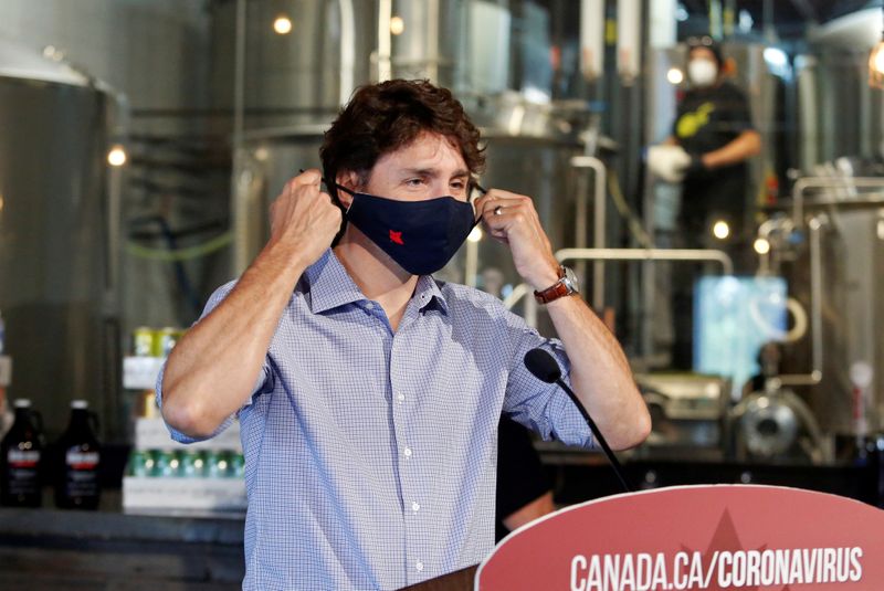 &copy; Reuters. FILE PHOTO: Canada&apos;s Prime Minister Justin Trudeau visits the Big Rig Brewery in Kanata